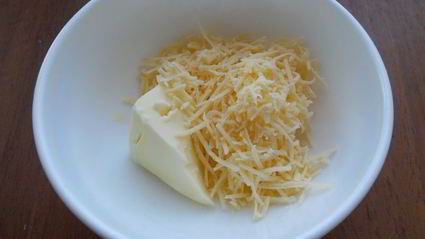 бутерброды с сыром, оливками и красной икрой