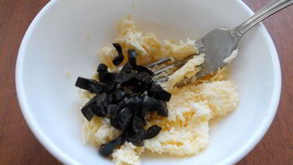 бутерброды с сыром, оливками и красной икрой