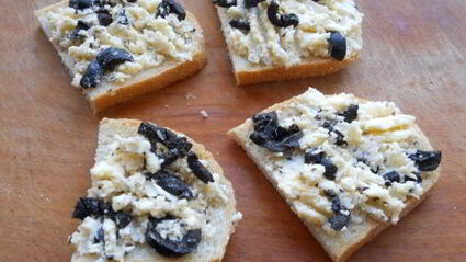 бутерброды с сыром, оливками и красной икрой