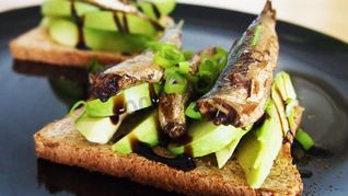 Бутерброды со шпротами и авокадо