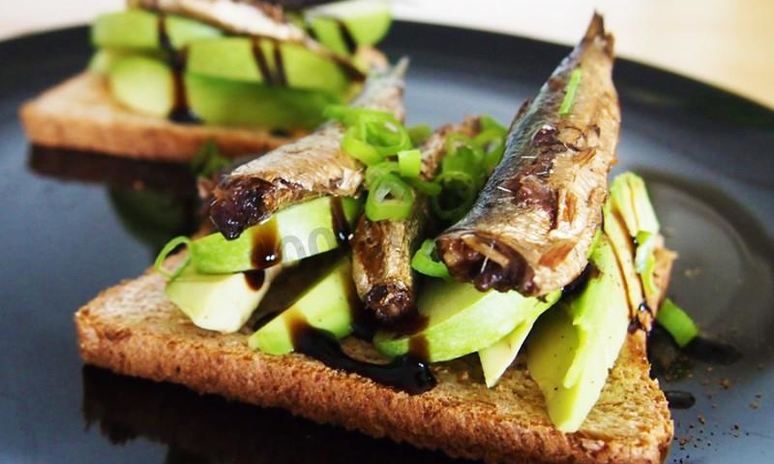 Рецепт бутербродов со шпротами и авокадо