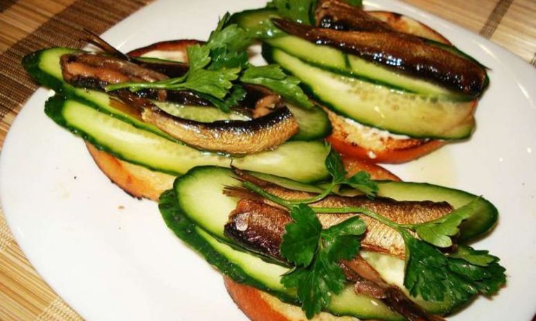 Рецепт бутербродов со шпротами и огурцом