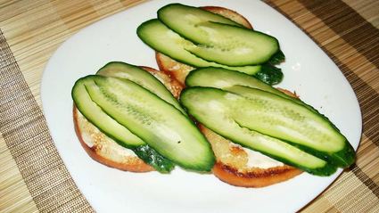 бутерброды со шпротами и огурцом