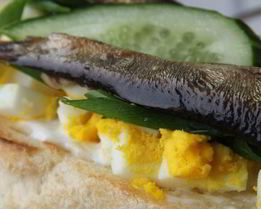 Бутерброды со шпротами, яйцом и огурцом