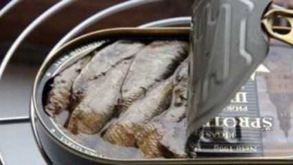 бутерброды со шпротами, яйцом и огурцом