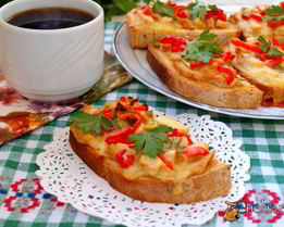 Горячие бутерброды с индейкой, сладким перцем и моцареллой