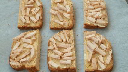 горячие бутерброды с индейкой, сладким перцем и моцареллой