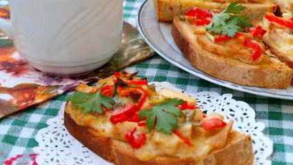 горячие бутерброды с индейкой, сладким перцем и моцареллой