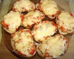 Горячие бутерброды с колбасой, сыром и помидорами в духовке