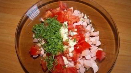 горячие бутерброды с колбасой, сыром и помидорами в духовке