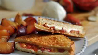 Горячие бутерброды с сыром и помидорами