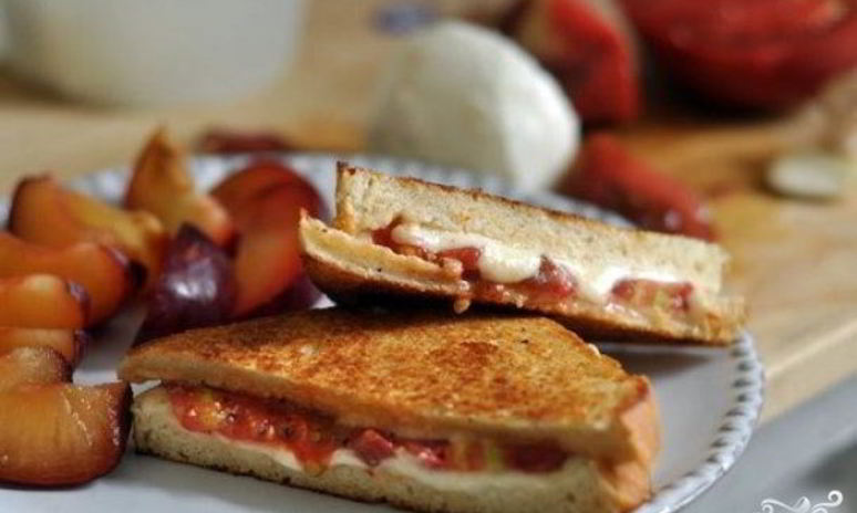 Рецепт горячих бутербродов с сыром и помидорами