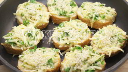 горячие бутерброды с сыром и зеленью