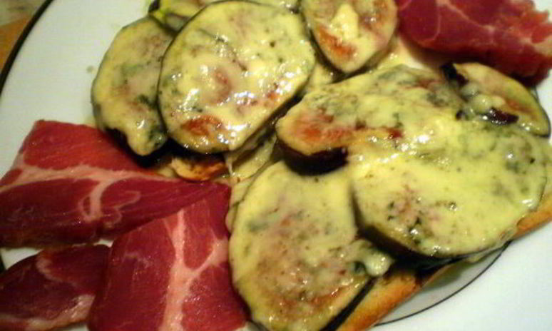 Рецепт горячего бутерброда с инжиром и сыром дорблю