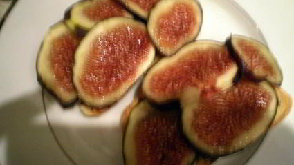 горячий бутерброд с инжиром и сыром дорблю