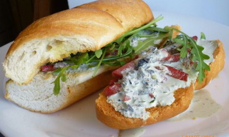 Рецепт горячего бутерброда с колбасой и сметанным соусом