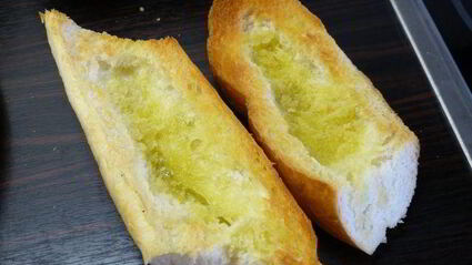 горячий бутерброд с колбасой и сметанным соусом