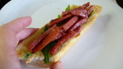 горячий бутерброд с колбасой и сметанным соусом