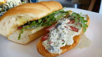 горячий бутерброд с колбасой и сметанным соусом