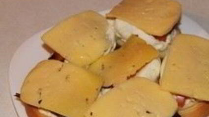 горячий бутерброд со шпротами