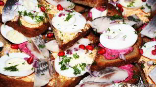 Хрустящие бутерброды с сельдью и яйцом