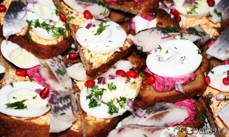 Рецепт хрустящих бутербродов с сельдью и яйцом