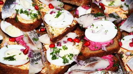 хрустящие бутерброды с сельдью и яйцом