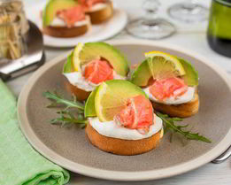 Мини-бутерброды с лососем и кремом из хрена