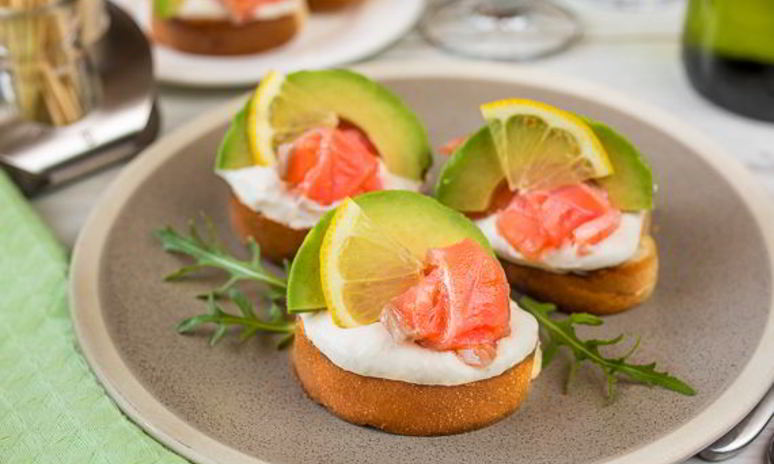 Рецепт мини-бутербродов с лососем и кремом из хрена