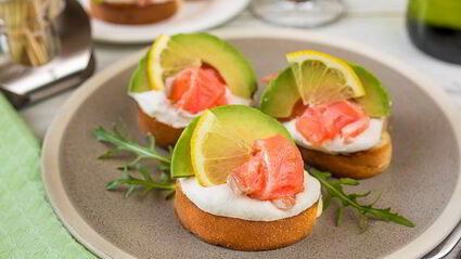 мини-бутерброды с лососем и кремом из хрена