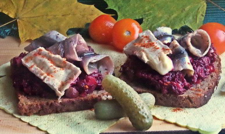 Рецепт открытого бутерброда с овощами и килькой