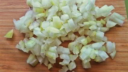 открытый бутерброд с овощами и килькой