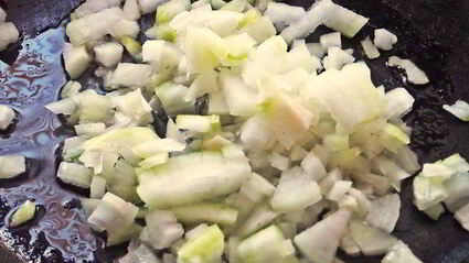 открытый бутерброд с овощами и килькой