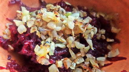 открытый бутерброд с овощами и килькой