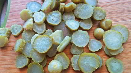 открытый бутерброд с овощами и килькой