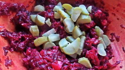 открытый бутерброд с овощами и килькой