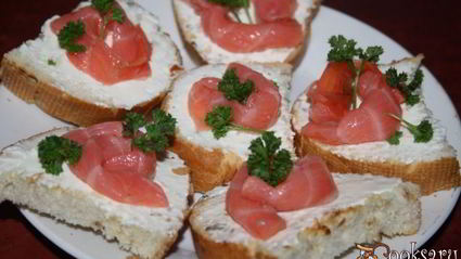 праздничные бутерброды с лососем и творожным сыром