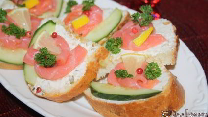 праздничные бутерброды с лососем и творожным сыром