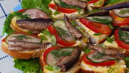 праздничные бутерброды со шпротами