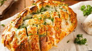 Румяный бутерброд с чеддером и зеленью