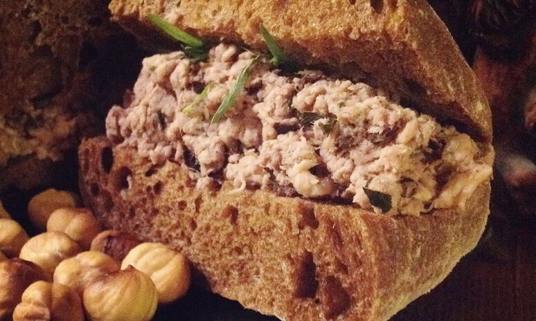 Рецепт скандинавского многоэтажного мясного бутерброда с вишневым соусом