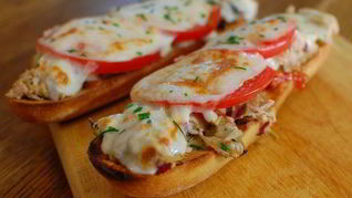 Средиземноморский горячий бутерброд с тунцом и артишоками