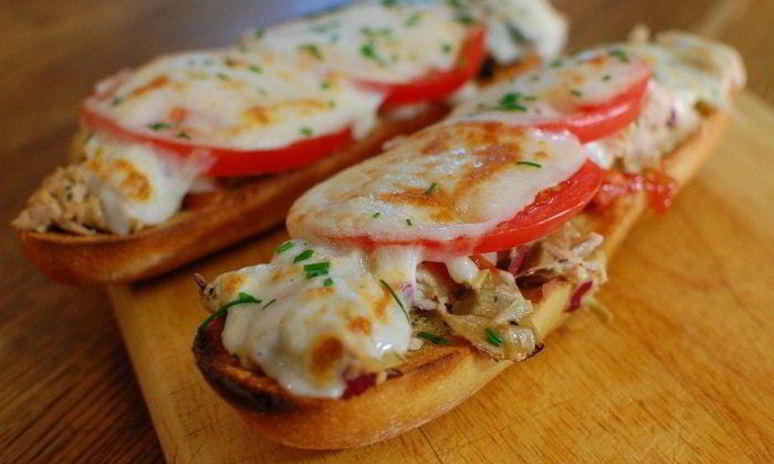 Рецепт средиземноморского горячего бутерброда с тунцом и артишоками