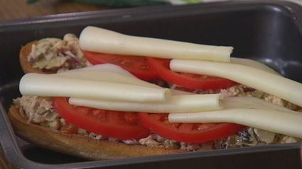 средиземноморский горячий бутерброд с тунцом и артишоками