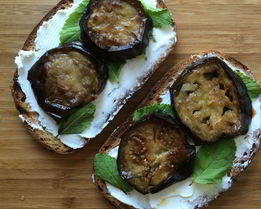 Утренний бутерброд с козьим сыром, мятой и баклажаном