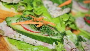 Яркие бутерброды с домашней ветчиной к завтраку