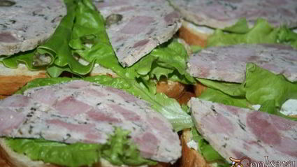 яркие бутерброды с домашней ветчиной к завтраку