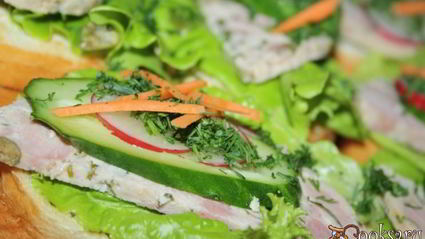 яркие бутерброды с домашней ветчиной к завтраку