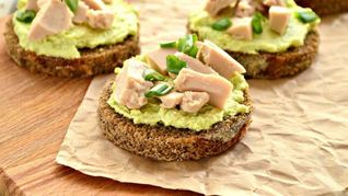 Закусочные бутерброды с муссом из авокадо