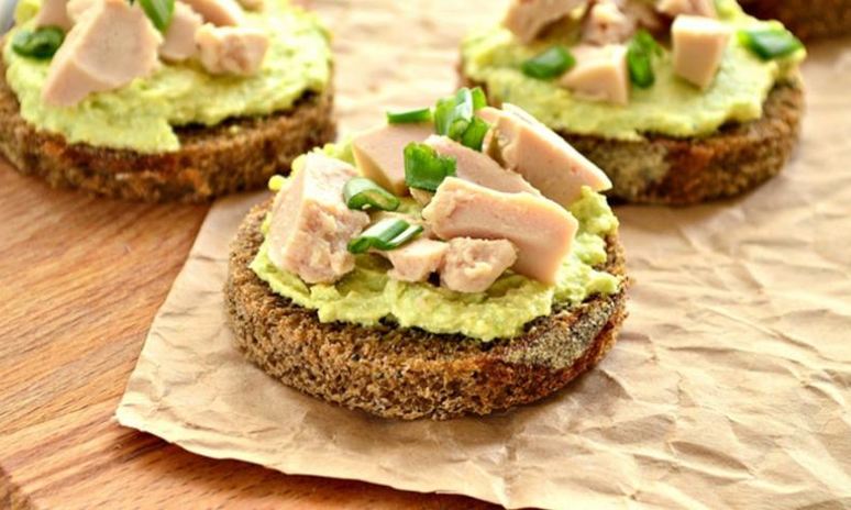 Рецепт закусочных бутербродов с муссом из авокадо